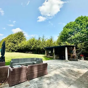 Forest 2br Gated Free Parking 2 Acres Garden Apartment